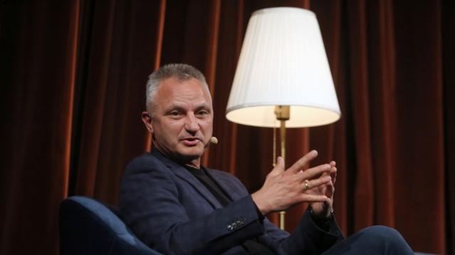 Захари Карабашлиев раздаде множество автографи на премиерата на романа „Опашката” (СНИМКИ)