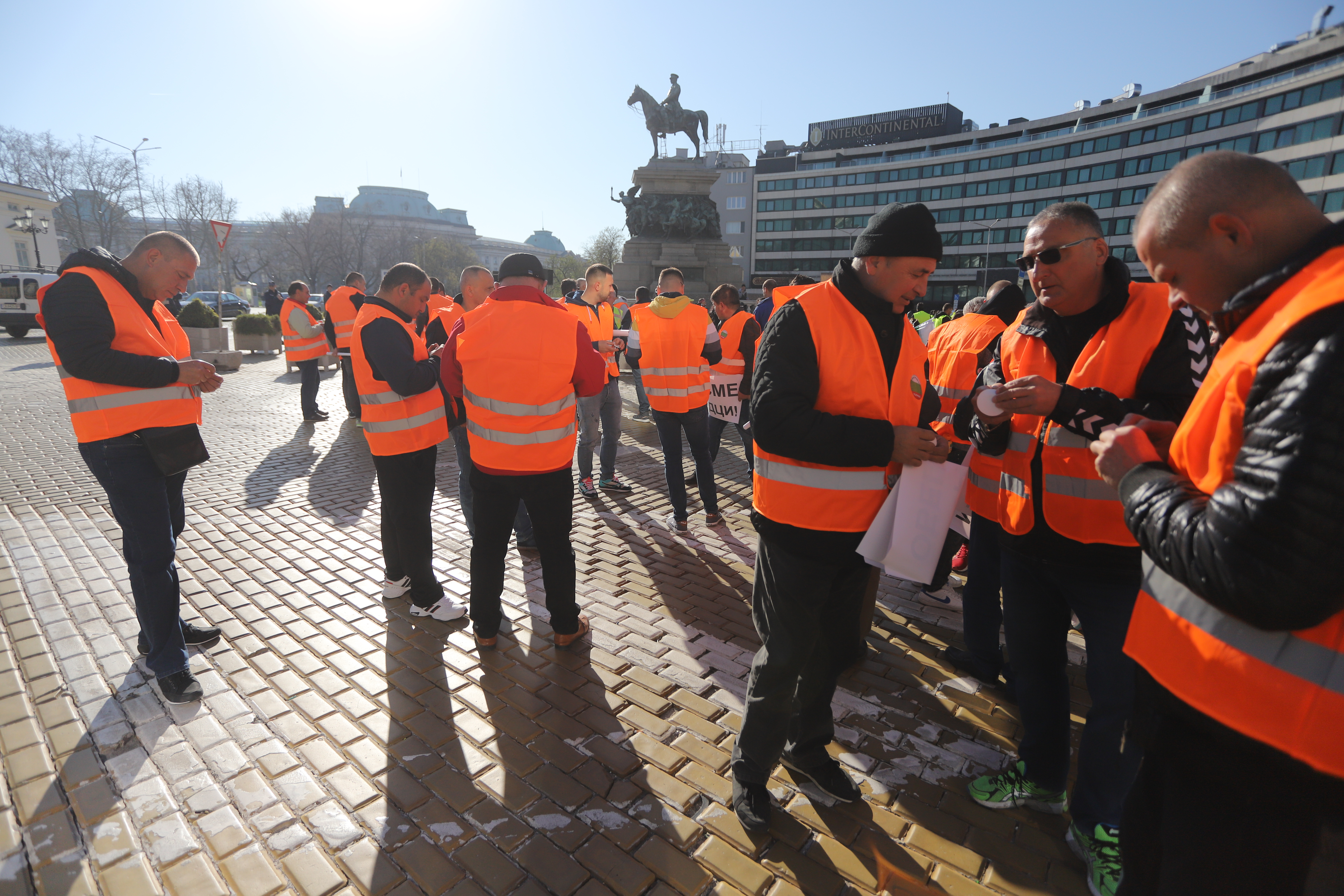 <p>Пътностроителните фирми излязоха на национален протест, организиран от Българската браншова камара &quot;Пътища&quot;, с искане да им бъдат изплатени дължимите от държавата над 1,1 млрд. лв. за извършени от тях дейности. В София хората се събраха пред Народното събрание</p>