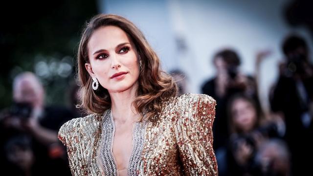 Натали Портман слуша аудиокниги, докато тича