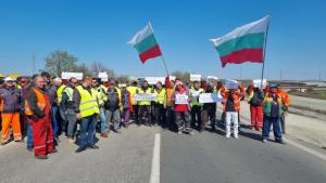 Строителни фирми от Бургас блокираха за кратко входа на магистрала