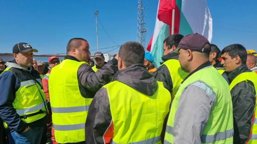 Работници от Автомагистрали - Черно море“ и синдикалисти, начело с