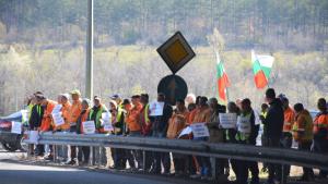 Работници на Автомагистрали Черно море в Шумен блокираха движението в Ришкия