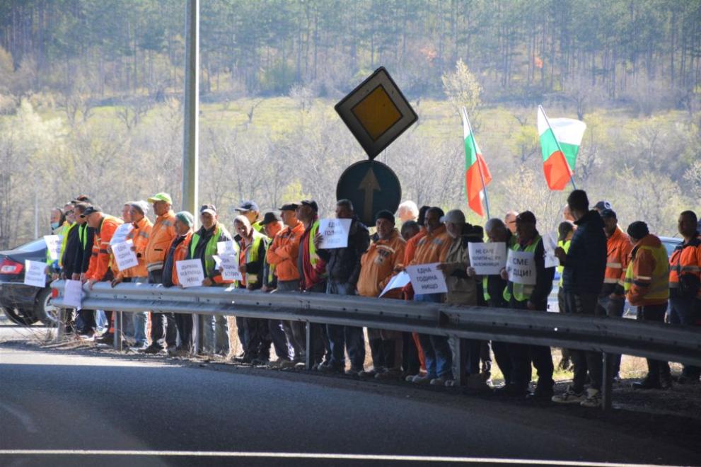 Работници на Автомагистрали-Черно море в Шумен блокираха движението в Ришкия
