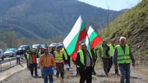 Работници на пътностроителната фира ГромаХолд протестираха с плакати и рев