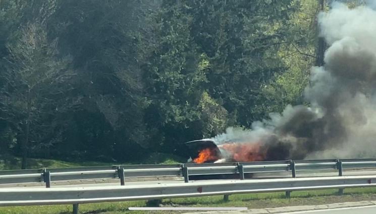 запалена кола - ОГНЕН АД: Кола избухна в пламъци на Околовръстното на София, районът - обдимен (СНИМКИ)