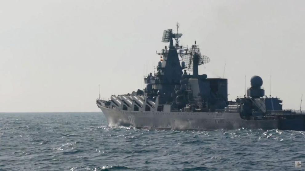 На нови снимки, показващи руския ракетен крайцер Москва минути преди