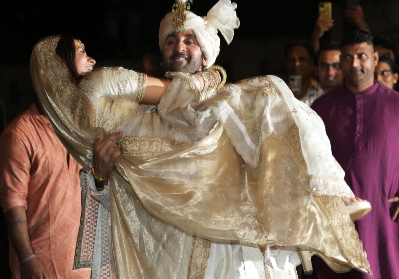 <p>Боливудските звезди Алия Бхат и Ранбир Капур сключиха брак на скромна церемония в Мумбай</p>