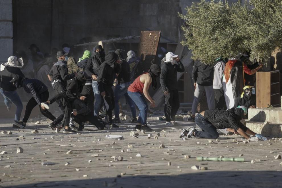 Израелската полиция се сблъска с маскирани палестинци, хвърлящи камъни, в