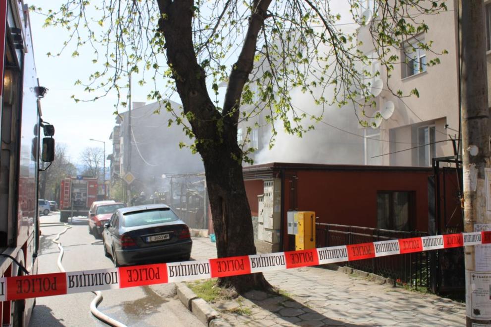 Пожар избухна в 16:10 часа в Благоевград. Пламна гараж, залепен