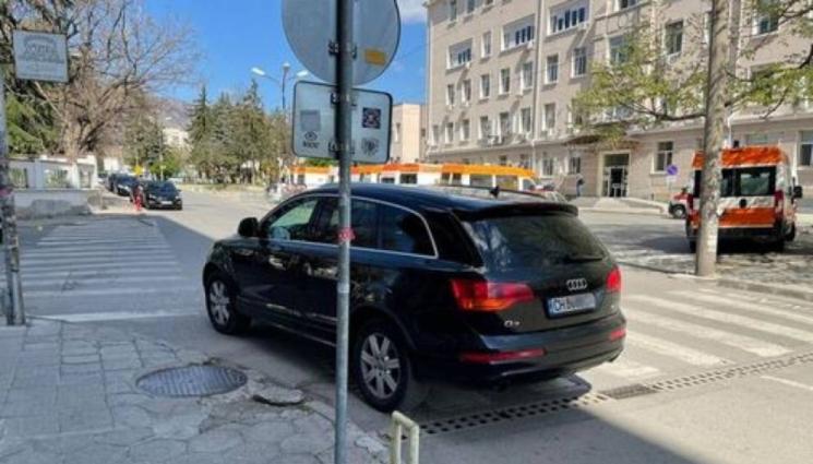 Ауди нарушител паркиране - ТЕЖЪК УДАР ЗА СЕКТАТА „БМВ”! Собственик на лъскаво „Ауди“ сложи в малкия си джоб тежкарите с баварци
