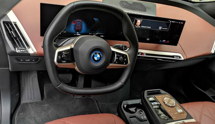  STOP&GO: Основният акцент в интериора са двата дисплея с диагонал съответно 12,3 и 14,9 инча, които са обединени в една извита повърхност, която BMW нарича Curved Display.