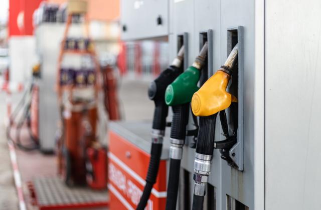 Цената на бензина продължава да пада, като за последните три