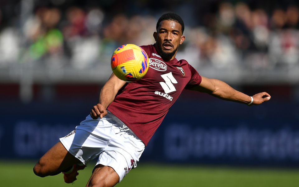 Отборът на Арсенал е изправен пред конкуренция от Нюкасъл и