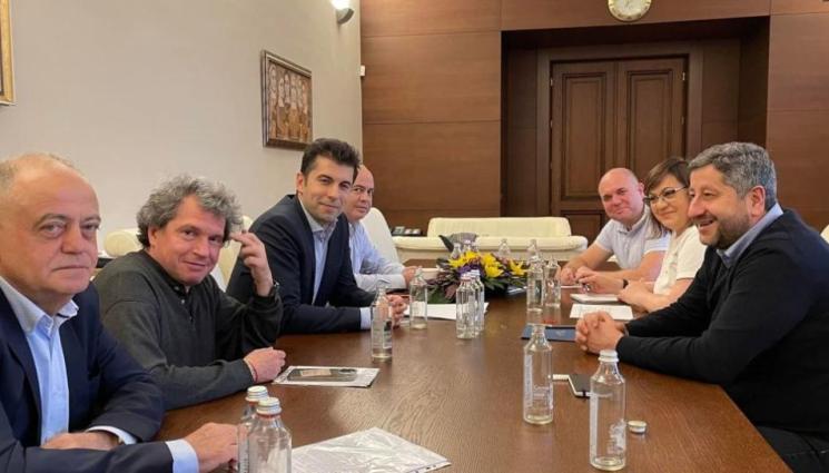 Коалиция - ПО ТЪМНИ ДОБИ: Коалицията нищи проблемите помежду си