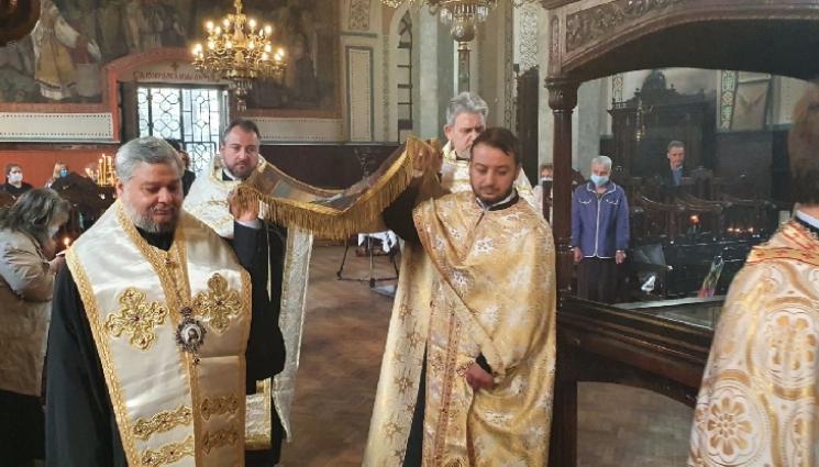 разпети петък - ВЯРА:  На разпети петък минаваме под плащаницата, с която е бил увит Христос