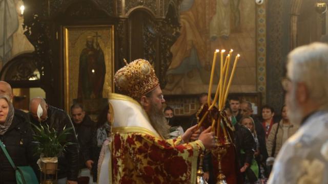 В храма на Велики четвъртък: Да запалим свещ за смирение (ГАЛЕРИЯ)