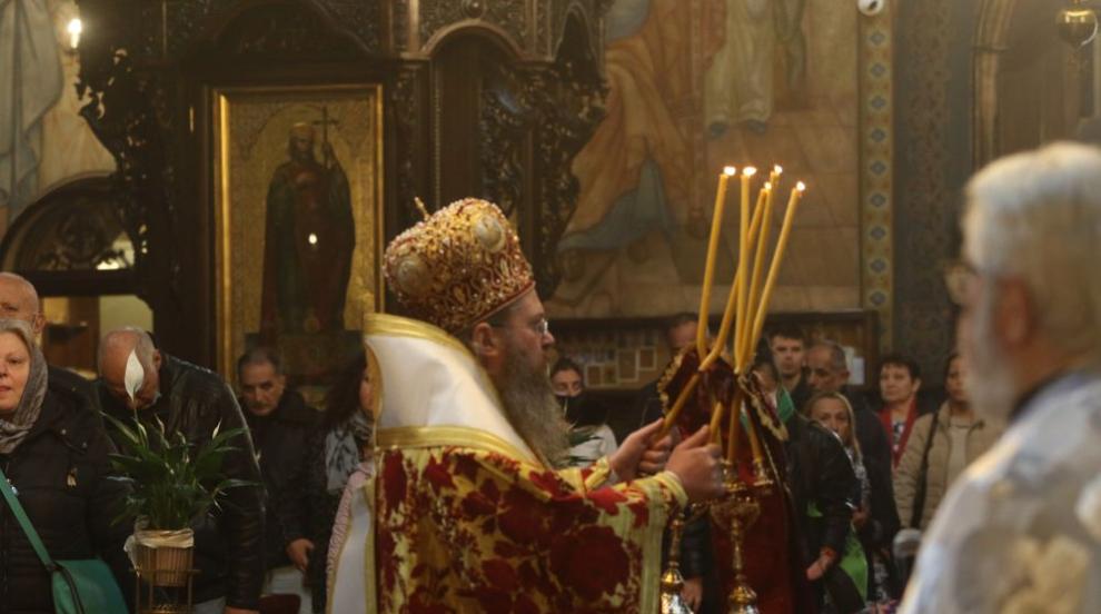 В храма на Велики четвъртък: Да запалим свещ за смирение (ГАЛЕРИЯ)