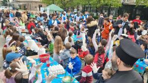 На Велики четвъртък много деца боядисаха яйца пред площад Света Неделя