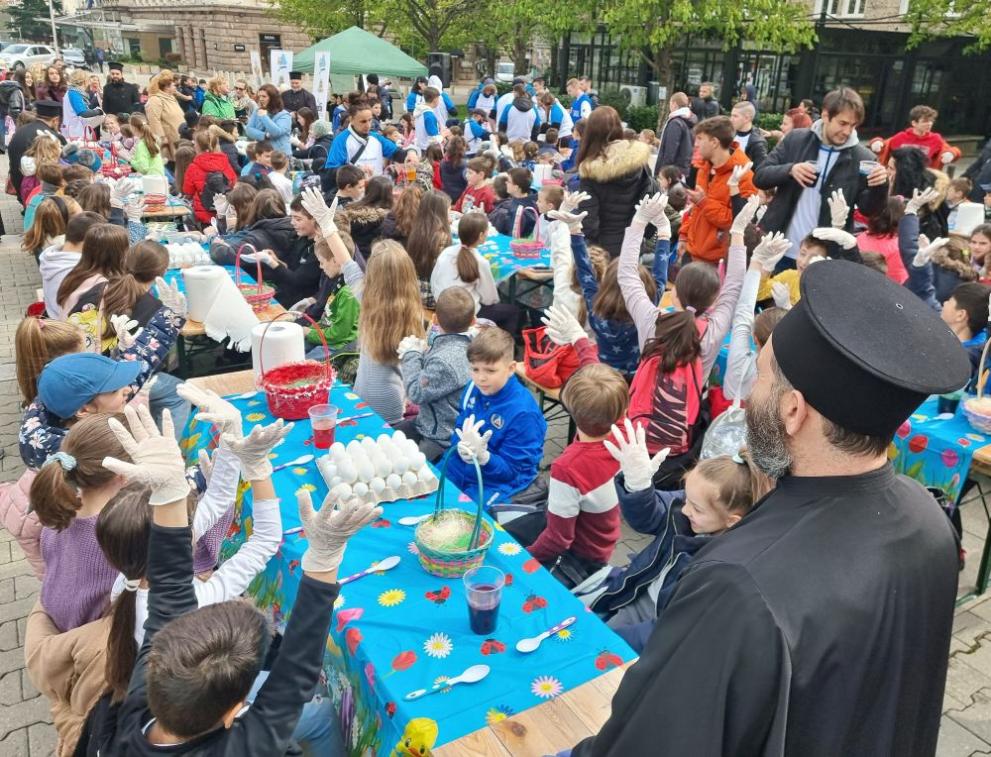 На Велики четвъртък много деца боядисаха яйца пред площад Света Неделя.