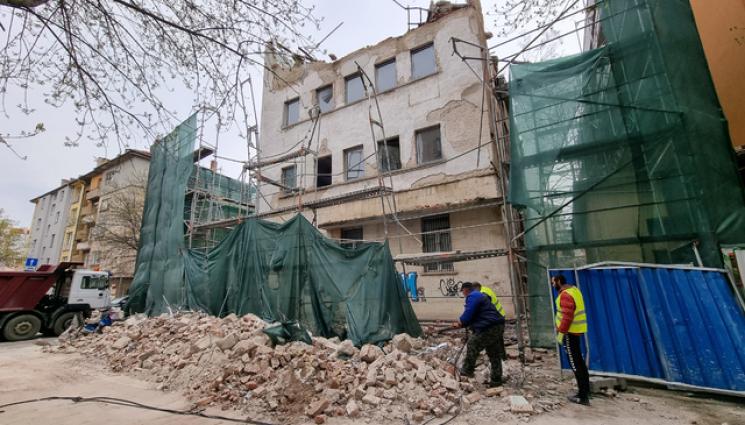 фасада инцидент - НА КОСЪМ ОТ 