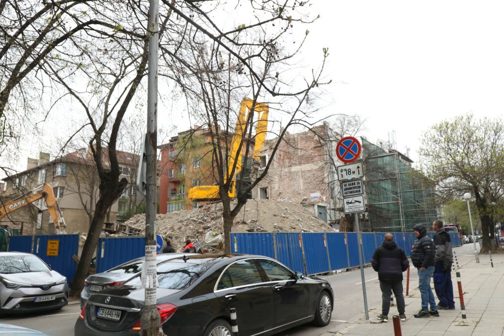 Части от фасада на сграда падна в центъра на София