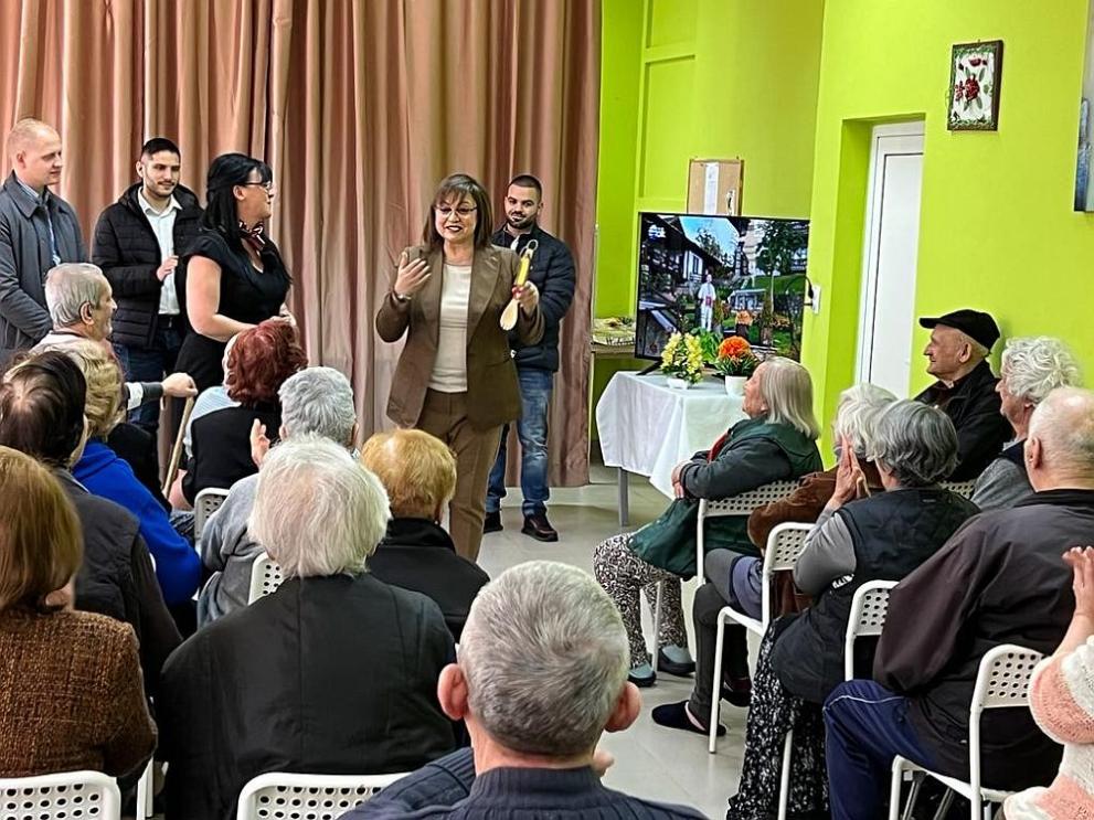 Лидерът на БСП Корнелия Нинова и младежи от БСП-София посетиха