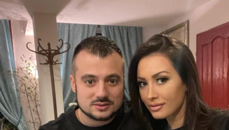 Джена и Атанас Стоеви - Джена кръсти бебето Цветея. Затрупаха фолкзвездата и таткото с поздрави за втората им рожба