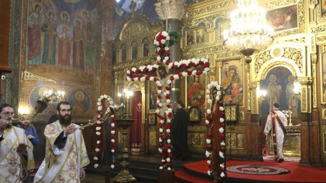 Разпети Петък е: Царски часове и вечерня в храмовете (СНИМКИ)