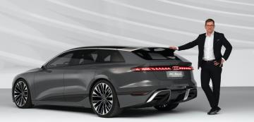 <p>Босът на Audi Маркус Дюсман до показания наскоро концептуален A6 Avant e-tron.</p>