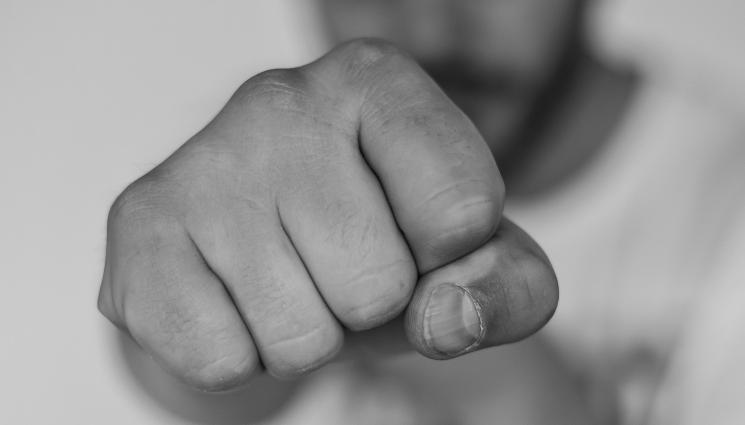 бой - С ВИКОВЕ МРЪСЕН БЪЛГАРИН: Македонисти пребиха наш в Струга (СНИМКА)