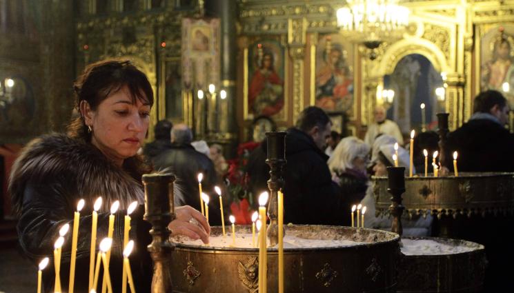 свещ - Благодатният огън ще пристигне в Русе от Гюргево
