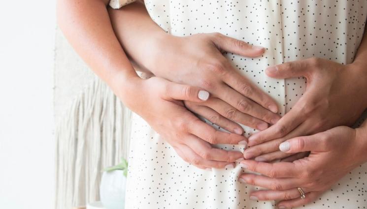 бременни - ПОПФОЛКЪТ СЕ РАЗМНОЖАВА: Още една певачка чака бебе. Пусна се по участия с широки ризи, за да прикрие бременното си коремче (СНИМКА)