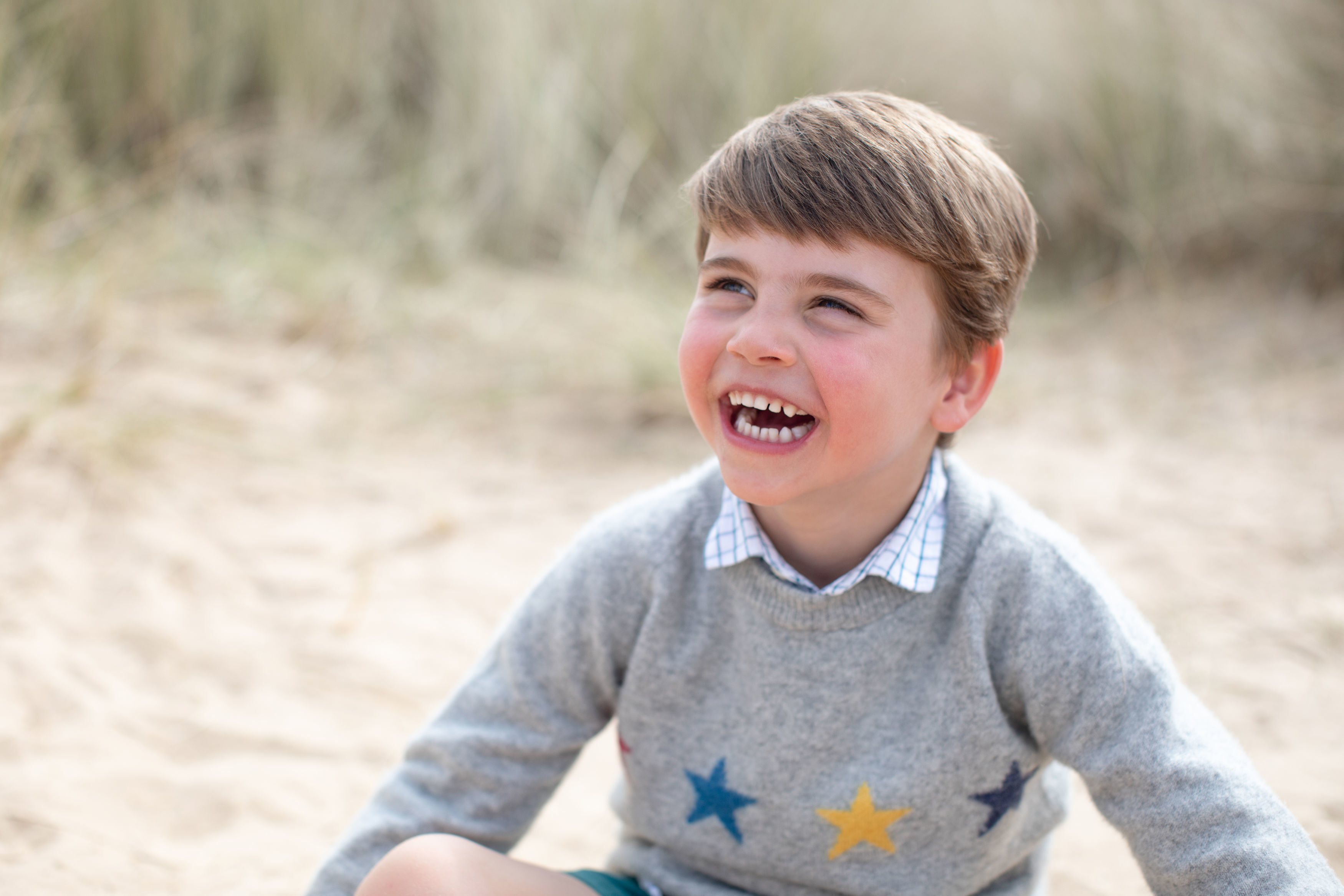 <p>Британският принц Уилям и съпругата му Кейт отбелязаха рождения ден на най-малкото си дете - принц Луи, със серия от четири нови снимки. Те са направени от Кейт в Норфолк</p>