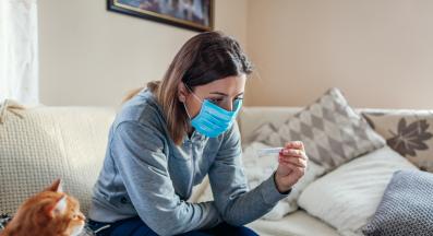 болна жена и котка