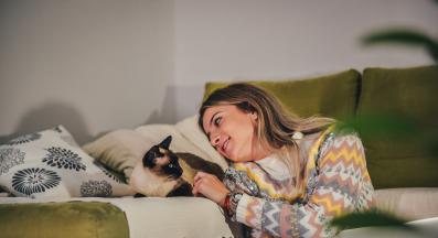 котка и собственик у дома