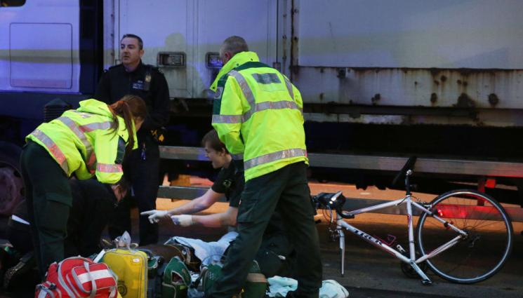 камион колело - ТРАГЕДИЯ НА ПЪТЯ: Камион уби велосипедист