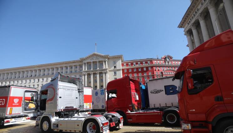 протест превозвачи - В ЗНАК НА ДОБРА ВОЛЯ: Превозвачите отмениха протеста за неделя, няма да пречат на футболните дербита
