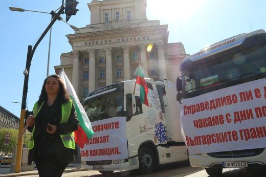 Превозвачите на национален протест: Блокираха ключови пътища (СНИМКИ/ВИДЕО)  - България - DarikNews.bg