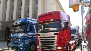 Превозвачи на национален протест Десетки камиони и автобуси се събраха