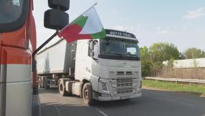 Превозвачи блокираха улица Крайезерна в Бургас и потеглиха на протестно