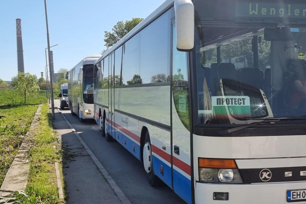 Автобусни превозвачи минаха в протестно шествие през центъра на Плевен