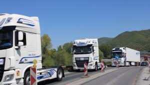 Протестът на автомобилните превозвачи затрудни пътя по Е 79 между Благоевград и