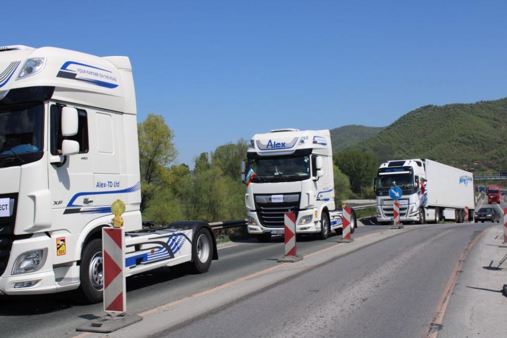Протестът на автомобилните превозвачи затрудни пътя по Е-79 между Благоевград и