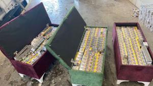 Митнически служители откриха голямо количество контрабандни цигари скрити в мебели