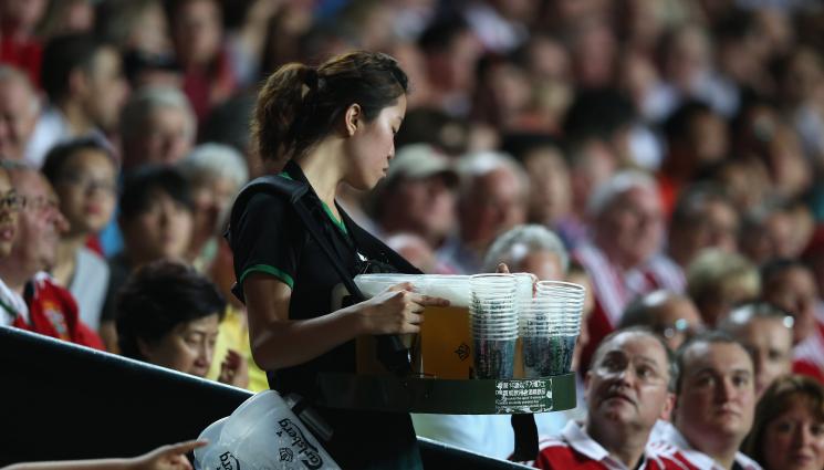 Англия футбол - В Англия разхлабват мерките: Разрешават на феновете да пият бира на стадиона