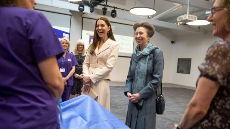  Кейт Мидълтън и принцеса Ан на посещаване в Кралски лицей по акушерство и гинекология 