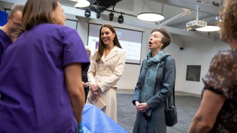 Кейт Мидълтън и принцеса Ан на посещение в Кралски колеж по акушерство и гинекология
