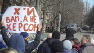 Херсон протестиращи украинци руски военни