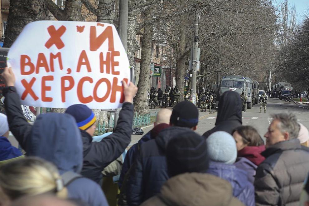 Протестиращи украинци срещу руската окупация в град Херсон
