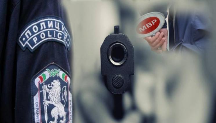 аа - ЕКШЪН ПО ВРЕМЕ НА ГОНКА: Полицаи преследваха и стреляха по товарен автомобил, шофьорът пробва да ги избута от пътното платно